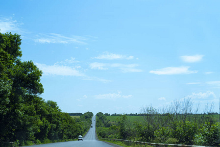 夏季道路全景图晚上。田园诗一望无际的直道的垂直全景图。