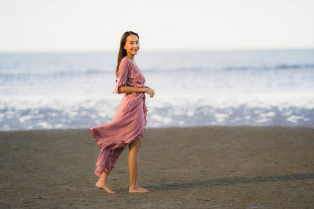 画像上年轻美丽的亚洲女人走在微笑和幸福上