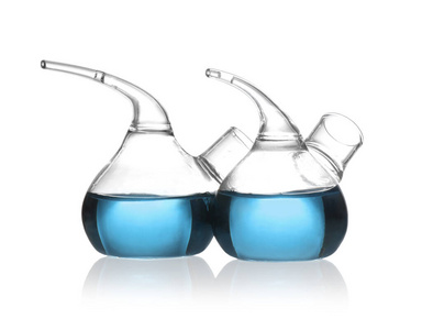 用白色隔离蓝色液体的蒸馏瓶。实验室玻璃器皿