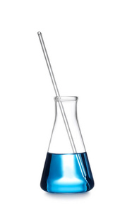 带蓝色液体的锥形烧瓶，白色隔离。实验室玻璃器皿