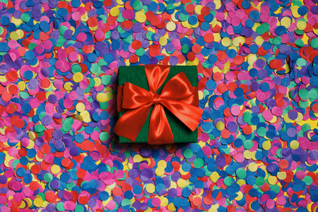 一个绿色的盒子，上面有一个礼物和一条红色的丝带
