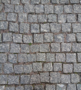 石材路面结构概念。花岗岩鹅卵石路面背景。鹅卵石灰色的石路形状规则，抽象背景的旧鹅卵石路面特写。