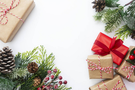 圣诞装饰与礼品盒，风格冷杉枝，松果，花环在白色背景。带复制空间的俯视图。