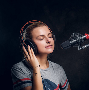 K歌狂欢，释放压力，结识乐友。(图1)