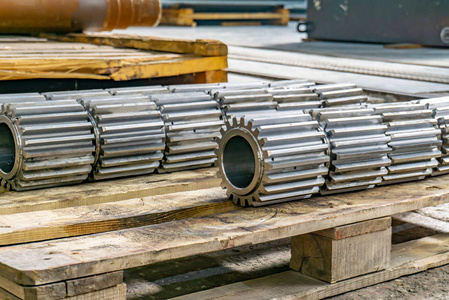 齿条轮齿轮在制造厂制造后装在齿条上.机械工程中的齿轮加工.照片