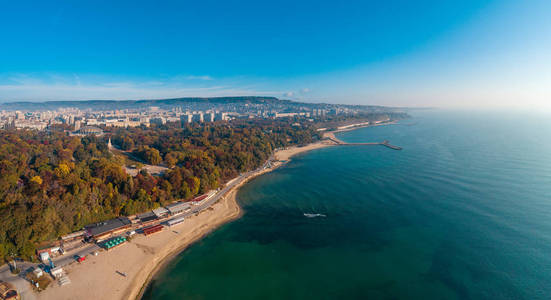 保加利亚瓦尔纳，城市景观，空中无人机俯瞰城市天际线