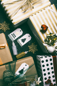 木制背景上的圣诞装饰品和礼品包装物品