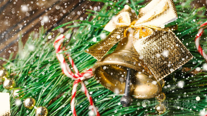 圣诞树，洋娃娃，礼品盒，圣诞花环，松枝，白雪覆盖