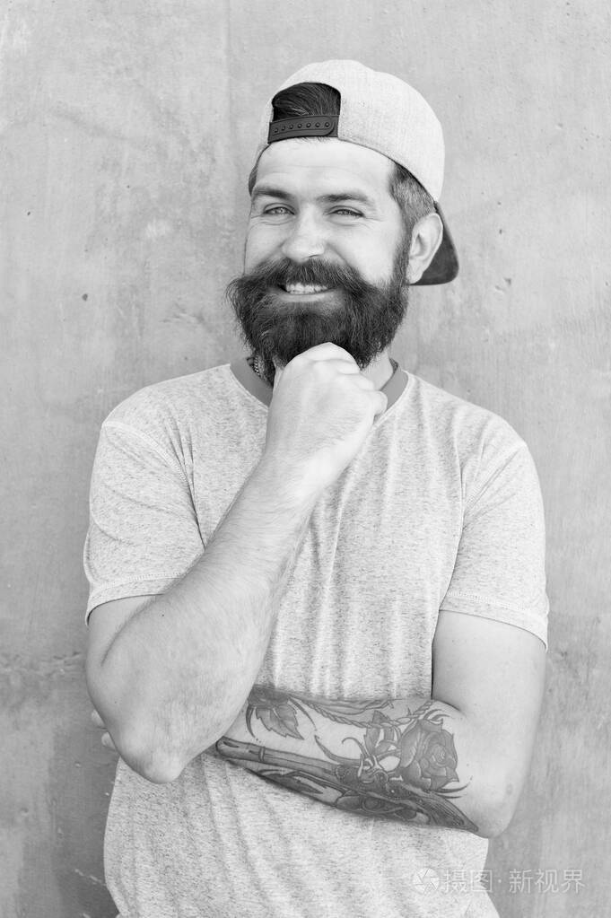 胡须梳理.酷时髦的胡子戴着时髦的帽子.理发沙龙和面部护发.