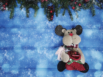 圣诞鹿玩具与冷杉树枝装饰和雪图片