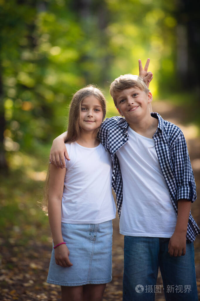 起笑一起胡闹做鬼脸和滑稽的脸小男孩和女孩朋友孩子们孩子们微笑着玩