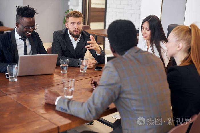 工作在办公室的多民族忙碌人群的团队合作