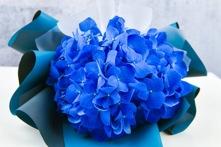 白色背景下的蓝色花束。一束鸢尾花。这些花是饱和的蓝色。从上面看。写作的地方。