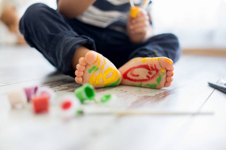 兄弟们,在家里玩,脚上画画,挠痒痒,刘照片