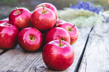 木头桌子上有很多苹果。维生素和健康饮食。素食概念。