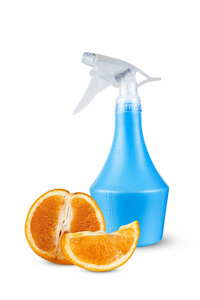 橙色的背景是一个带有喷雾剂的塑料瓶。