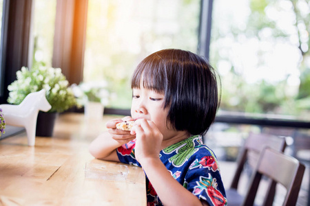 小孩 男孩 微笑 美丽的 肖像 白种人 美味的 食物 可爱的