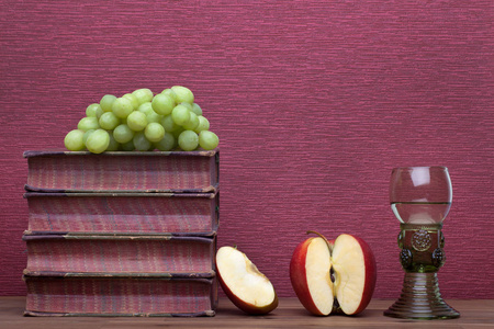 文艺复兴，酒杯，旧书，苹果和葡萄