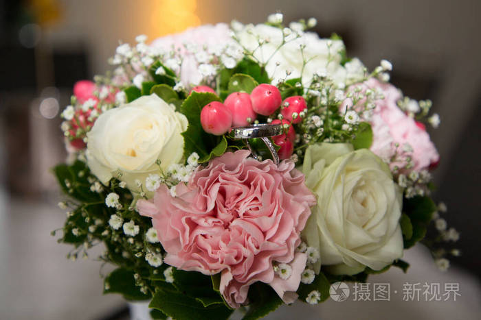 浪漫的 结婚 戒指 玫瑰 美女 新娘 美丽的 庆祝 花束