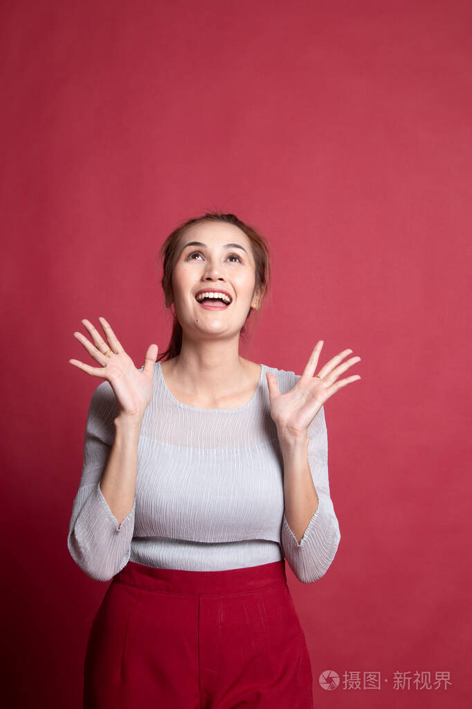 兴奋的年轻亚洲女人抬起头来
