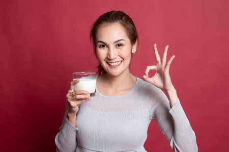 健康的亚洲女性喝一杯牛奶就可以了。