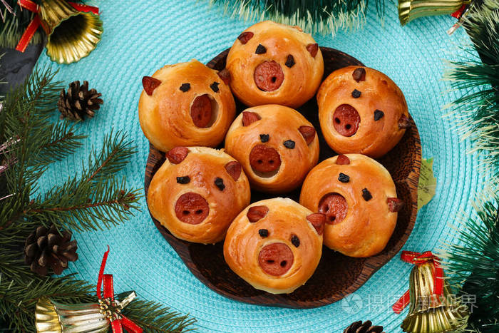 蓝色背景香肠猪包子,俯视图,新年和儿童假期的创意