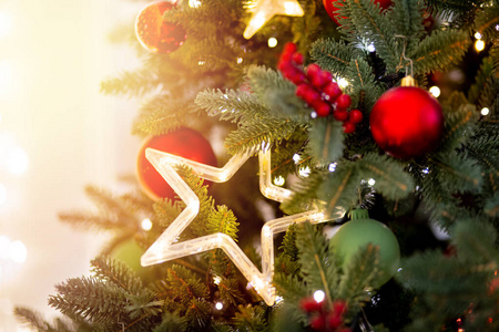 圣诞背景松树树枝装饰红球礼物和星星，带波基灯