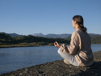 女子在山湖练莲花式瑜伽