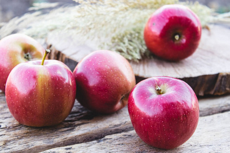 木桌上的一堆红苹果。维生素和健康饮食。素食概念。
