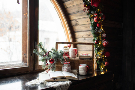 圣诞作文，窗户上是圣诞树的树枝，圣诞玩具，圣诞老人。新年