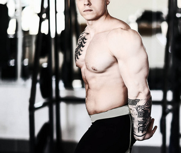 男健美运动员在训练前伸展肌肉。