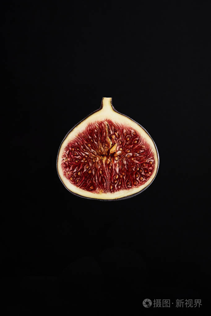 在黑色背景上切无花果健康水果