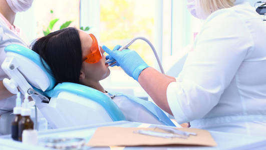 牙医诊所的健康牙齿病人防龋