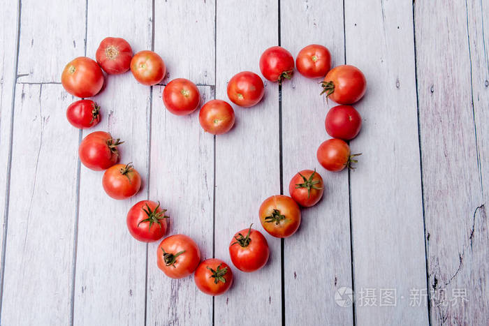 新鲜的西红柿做成心形新鲜西红柿