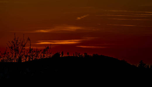 红橙夕阳，秋夜山峦