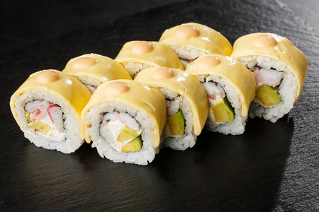 寿司卷内有加工过的奶酪切达干酪美国奶酪鳄梨蟹肉虾和奶油芝士,内有