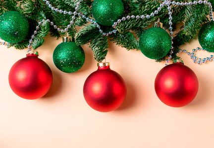 红绿相间的圣诞球,有冷杉树枝和银珠装饰照片