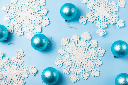 圣诞蓝色的背景与闪闪发光的雪花和装饰球。