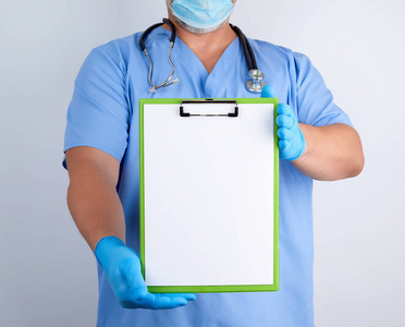 穿着蓝色制服和乳胶手套的医生拿着一个绿色的支架