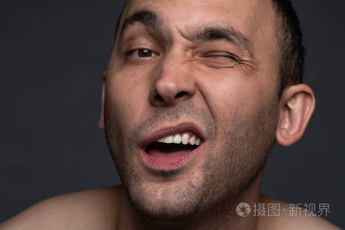 鬼脸疲惫的男人的照片特写