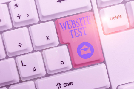 文字写作网站测试。商业概念测试网站或网络应用程序的潜在缺陷白色电脑键盘与空白笔记纸以上白色背景键复制空间。
