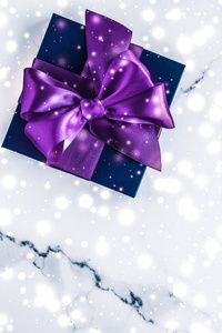 寒假礼盒紫绸蝴蝶结，雪上闪闪发光