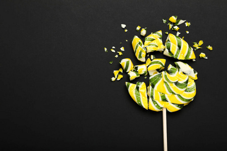 黑底碎棒棒糖照片