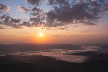 喀尔巴阡山脉美丽的黎明。罗马尼亚齐亚劳国家公园