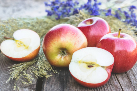 木桌上成熟的红苹果。维生素和健康饮食。素食概念。