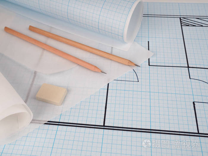 建筑工程,蓝图,图纸卷在木制桌子上.建设背景.工程工具.复制空间