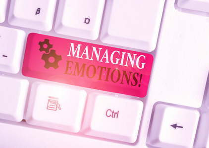 表现情绪管理的概念性手写体。商务照片展示能力是开放的感情和调制在自己的白色电脑键盘上与笔记纸以上的白色背景。