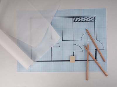 用于公寓设计布局的建筑图纸毫米纸描图纸和铅笔