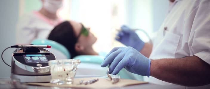 一名牙医正在为病人的牙齿工作
