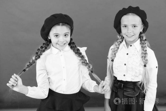 最好的朋友.戴着法国贝雷帽的小女孩.国外教育.儿童时尚.